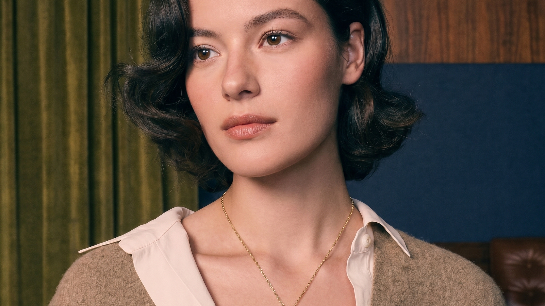 Custom diamond necklace and solitaire pendant in solid gold worn on the collarbone in natural light